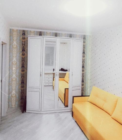 Захотелось мне внести в мою однотонную квартирку немного красок, начала с яркого диванчика.