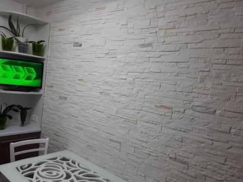 Моя кухня.  Половину кухни сделал муж, например плитку искусственного камня он сам отливал и клеил, столешницу тоже для стола сам выпиливал. 02