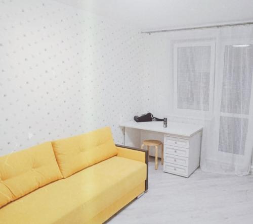 Захотелось мне внести в мою однотонную квартирку немного красок, начала с яркого диванчика. 01