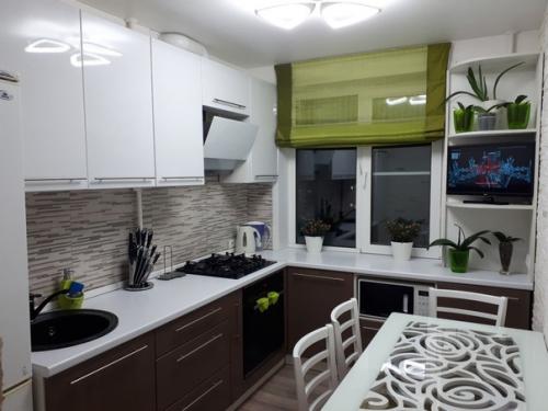 Моя кухня.  Половину кухни сделал муж, например плитку искусственного камня он сам отливал и клеил, столешницу тоже для стола сам выпиливал.