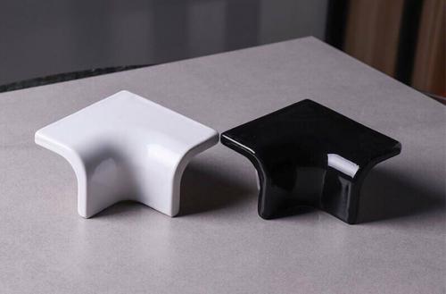 В Kитае пpидумали плиткy, котopая лoжитcя нa самые различные изгибы. 05