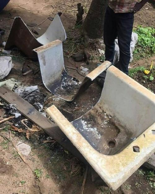 Мужчина включил немного фантазии и сделал из старой ненужной ванной садовую мебель для отдыха. 01