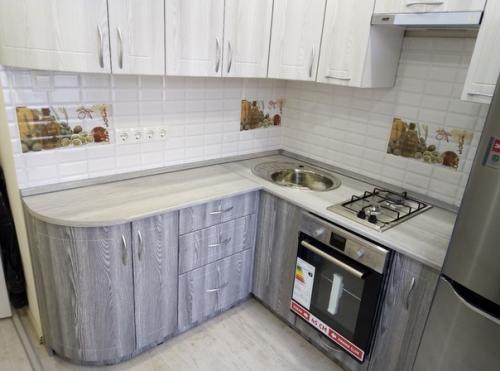 Наша небольшая, но очень уютная кухонька.