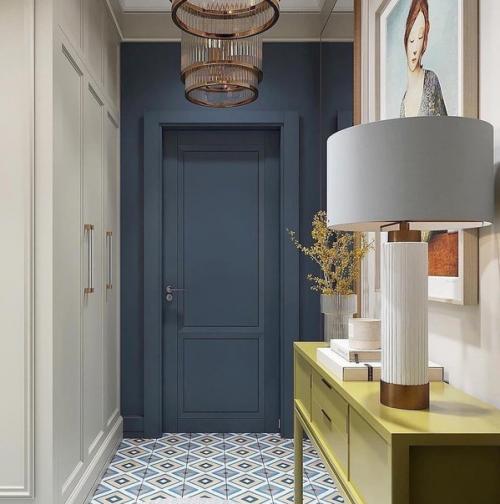 Прихожая - это место, в котором гости оставляют верхнюю одежду, а хозяева квартиры готовятся к выходу на улицу. 07