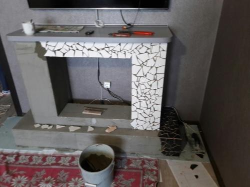 Муж своими руками соорудил камин, пусть и электрический. 06