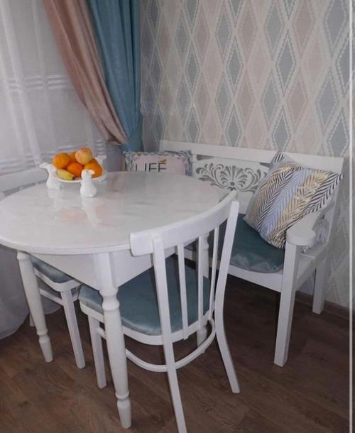 Кухня, имеющая площадь всего 5 квадратных метров, может показаться маленькой и неудобной для размещения всех необходимых элементов и предметов. 01