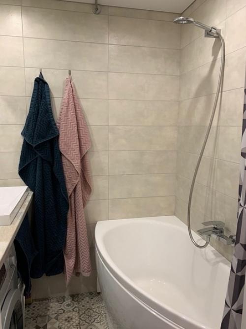 В этой квартире мы живет Троем, я, муж и кошка. 07