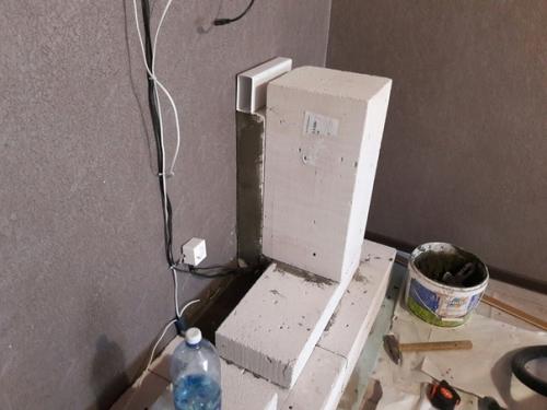 Муж своими руками соорудил камин, пусть и электрический. 03