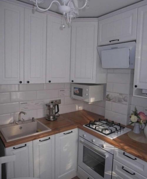 Кухня, имеющая площадь всего 5 квадратных метров, может показаться маленькой и неудобной для размещения всех необходимых элементов и предметов. 04