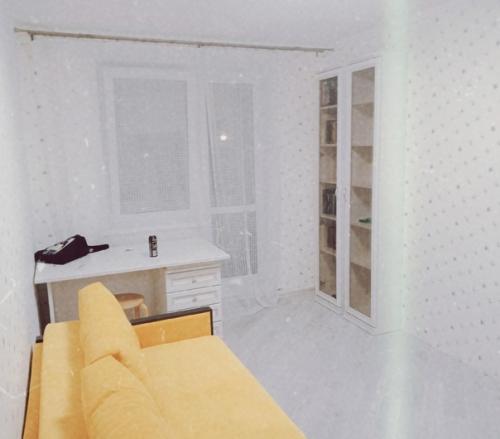 Захотелось мне внести в мою однотонную квартирку немного красок, начала с яркого диванчика. 02