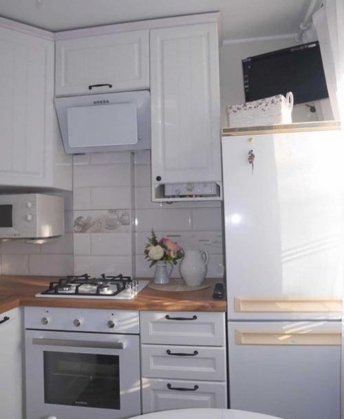 Кухня, имеющая площадь всего 5 квадратных метров, может показаться маленькой и неудобной для размещения всех необходимых элементов и предметов. 05