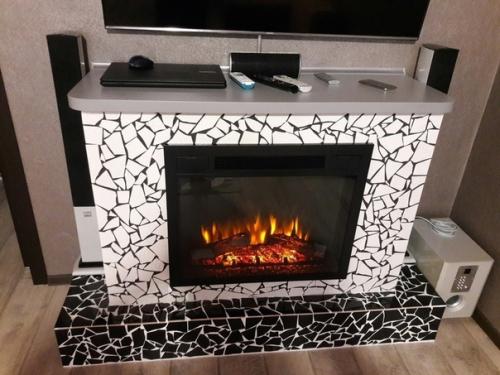 Муж своими руками соорудил камин, пусть и электрический. 08