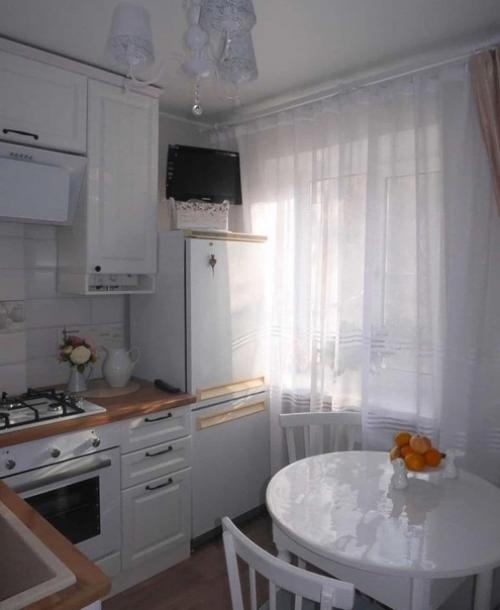 Кухня, имеющая площадь всего 5 квадратных метров, может показаться маленькой и неудобной для размещения всех необходимых элементов и предметов. 06