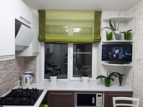 Моя кухня.  Половину кухни сделал муж, например плитку искусственного камня он сам отливал и клеил, столешницу тоже для стола сам выпиливал. 01