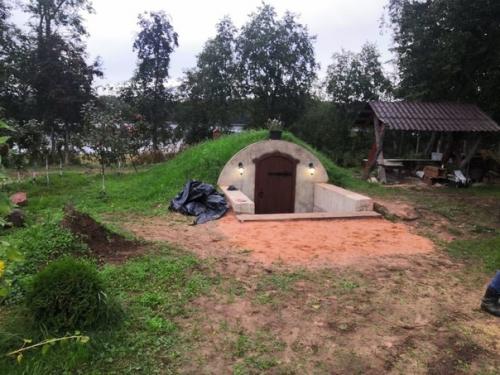 Все делятся ремонтами своих квартир, ну а я покажу вам свой погреб для разнообразия. 04