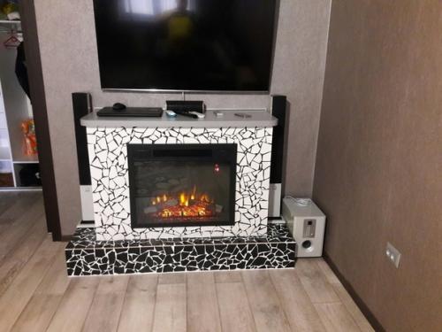 Муж своими руками соорудил камин, пусть и электрический. 07