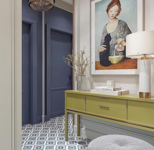 Прихожая - это место, в котором гости оставляют верхнюю одежду, а хозяева квартиры готовятся к выходу на улицу. 01