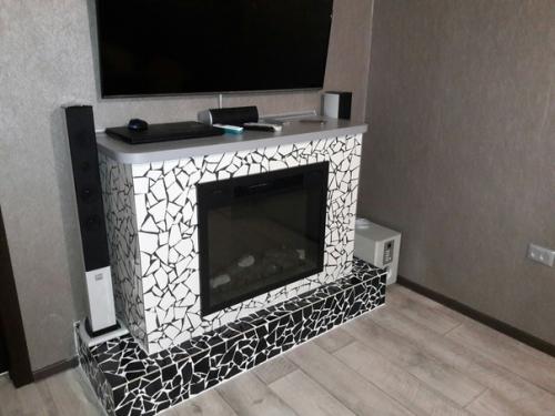 Муж своими руками соорудил камин, пусть и электрический. 09