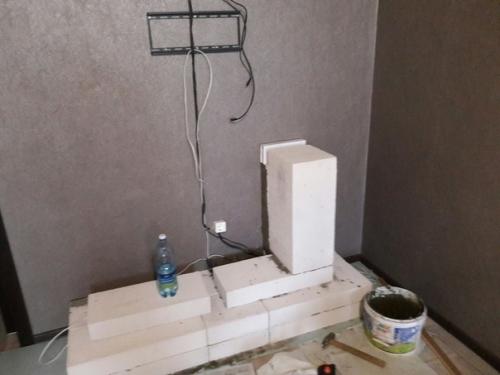 Муж своими руками соорудил камин, пусть и электрический. 02