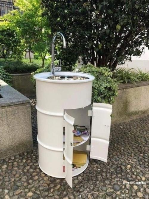 Необычное использование пустых бочек из под моторного масла.