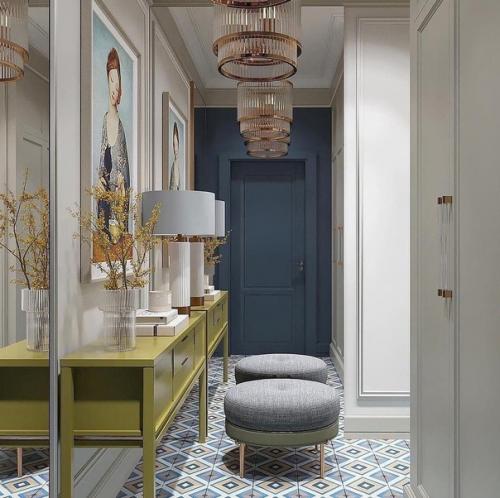 Прихожая - это место, в котором гости оставляют верхнюю одежду, а хозяева квартиры готовятся к выходу на улицу. 05