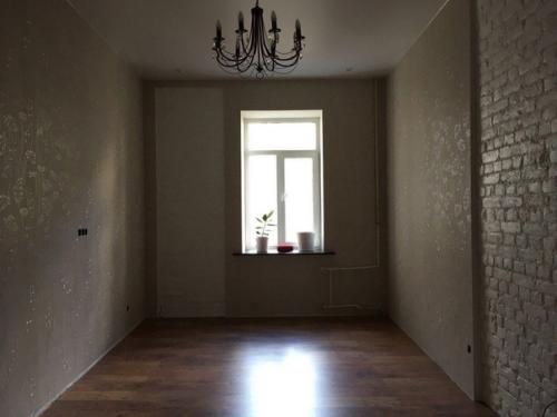 Полностью откапиталили комнату, снесли цемент со стен до кирпича. 05