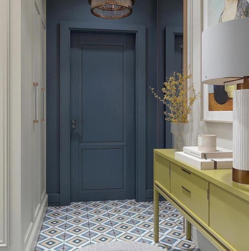 Прихожая - это место, в котором гости оставляют верхнюю одежду, а хозяева квартиры готовятся к выходу на улицу. 04