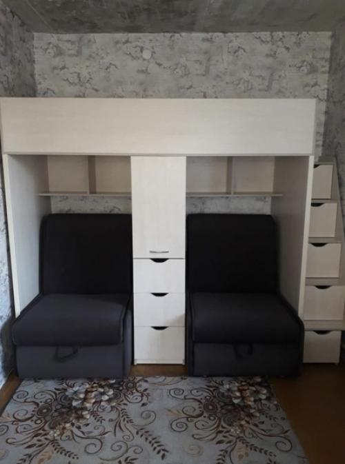 В том случае, если у вас трое детей, а детская комната только одна, то возможно вам придется придумать нестандартное решение.