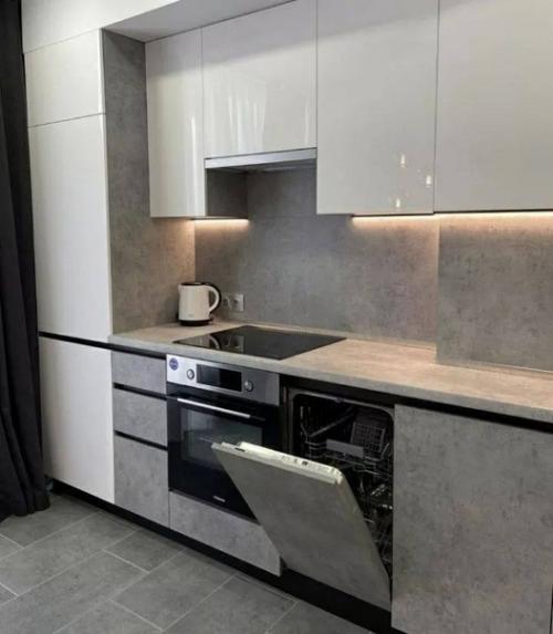 Муж и я провели новый ремонт в нашей квартире, прибегнув к помощи профессионального дизайнера. 02