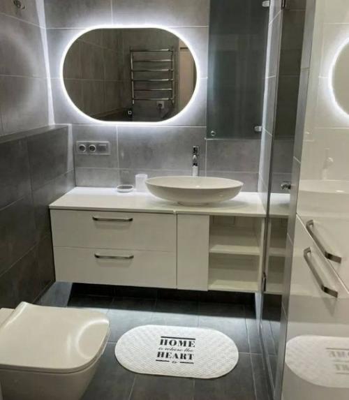 Муж и я провели новый ремонт в нашей квартире, прибегнув к помощи профессионального дизайнера. 06