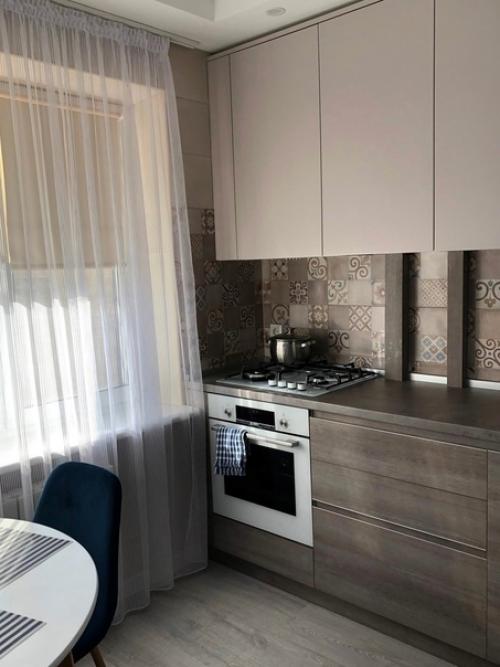 Несмотря на небольшой бюджет, мы сумели сделать нашу кухню тщательно проработанной, стильной и уютной.