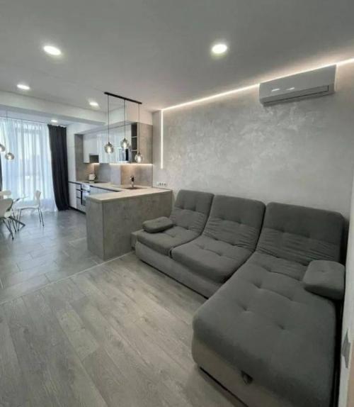 Муж и я провели новый ремонт в нашей квартире, прибегнув к помощи профессионального дизайнера. 
