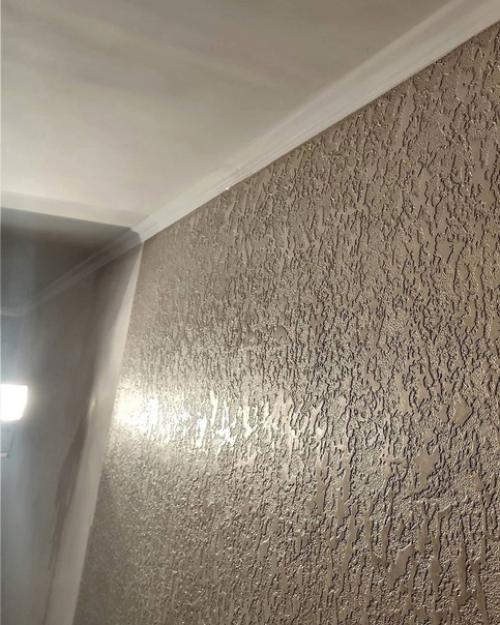 Мы решили отказаться от обоев для отделки прихожей и вместо этого применить фактурную штукатурку. 06