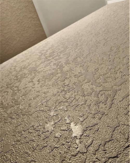 Мы решили отказаться от обоев для отделки прихожей и вместо этого применить фактурную штукатурку. 05