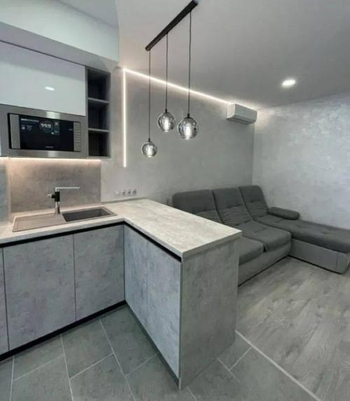 Муж и я провели новый ремонт в нашей квартире, прибегнув к помощи профессионального дизайнера. 01