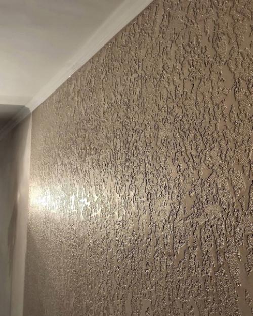 Мы решили отказаться от обоев для отделки прихожей и вместо этого применить фактурную штукатурку. 04