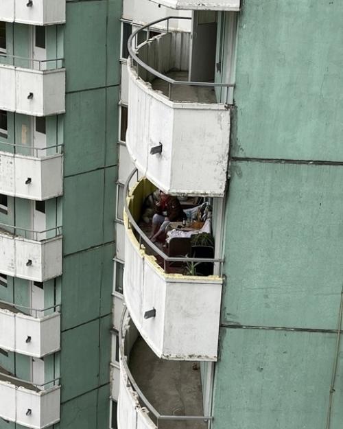 Этот балкон может казаться обычным простым местом для отдыха, но для истинных знатоков комфорта он является настоящей зоной релакса. 
