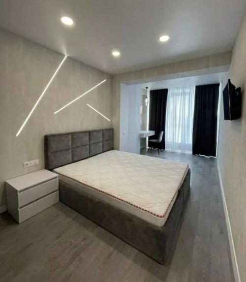 Муж и я провели новый ремонт в нашей квартире, прибегнув к помощи профессионального дизайнера. 03