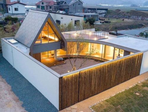 Нестандартное решение для частного дома - это уникальная возможность создать интересный и оригинальный дизайн своего жилья.