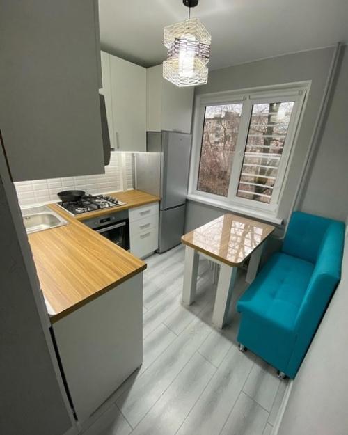 Мы сумели разместить все необходимости для жизни на маленькой кухне, даже диван, что очень нас обрадовало.