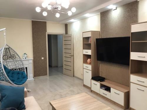 Наша двух комнатная квартира, обставили без всего лишнего, чтобы было побольше пространства. 02