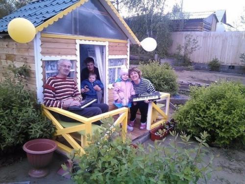 С гордостью можно сказать, что дедушка построил уютную избушку для своих внучат на своем участке. 01