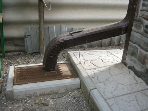 Мужчина показал, как он преобразовал старый туалет на даче во вполне современный туалет, в котором даже есть раковина. 04