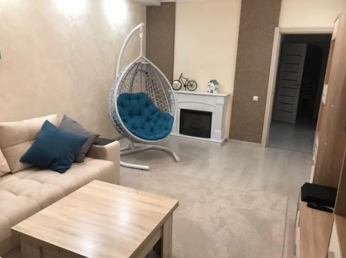 Наша двух комнатная квартира, обставили без всего лишнего, чтобы было побольше пространства. 01