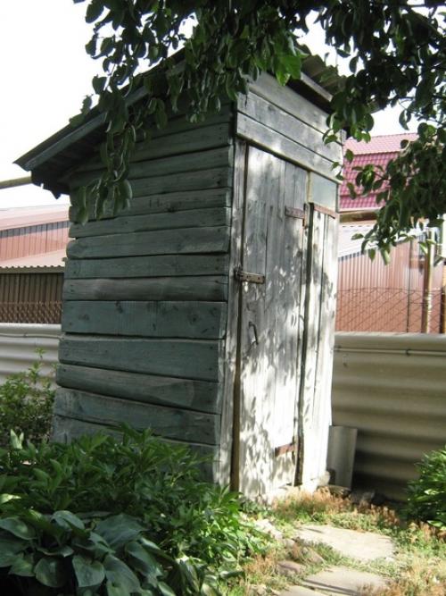 Мужчина показал, как он преобразовал старый туалет на даче во вполне современный туалет, в котором даже есть раковина.