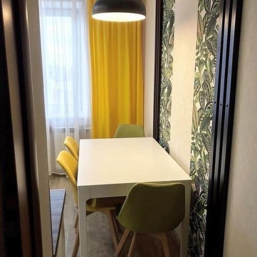 Мы решили добавить немного яркости в интерьер нашей кухни с помощью желтых занавесок и стульев. 01