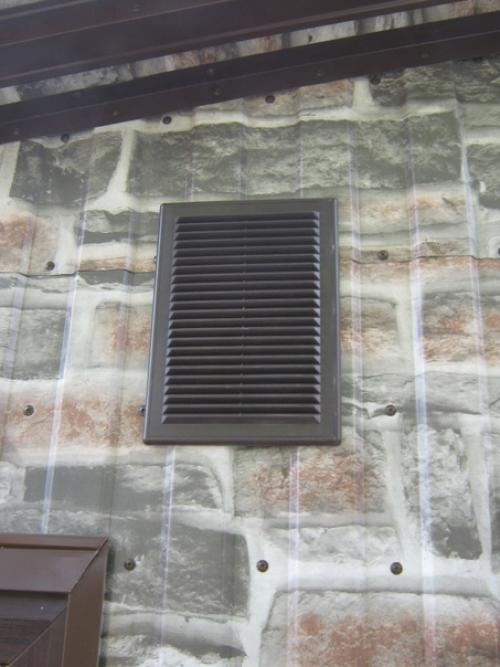 Мужчина показал, как он преобразовал старый туалет на даче во вполне современный туалет, в котором даже есть раковина. 02