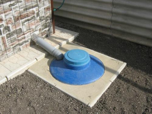 Мужчина показал, как он преобразовал старый туалет на даче во вполне современный туалет, в котором даже есть раковина. 01