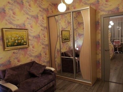 Мы живем в однушке с ребенком и решили разделить немного комнату, пространство для нам и ребенка. 06