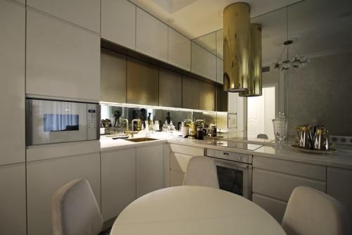 Небольшая кухня - гостиная с изюминкой в виде зеркальной стены. 01